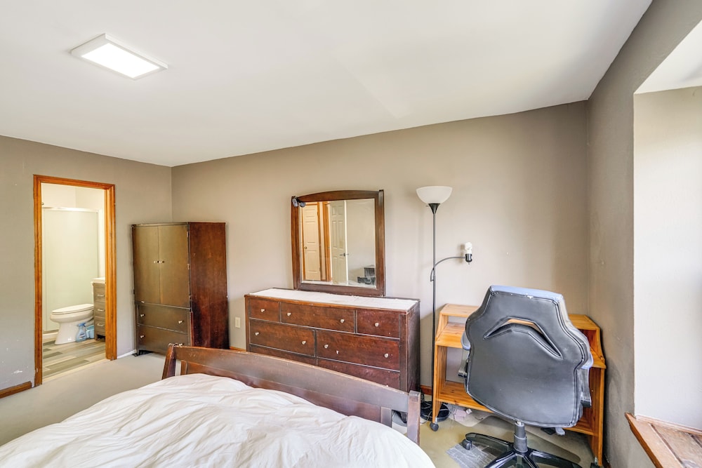Private Yard & Grill: Quiet Getaway Near Albany!