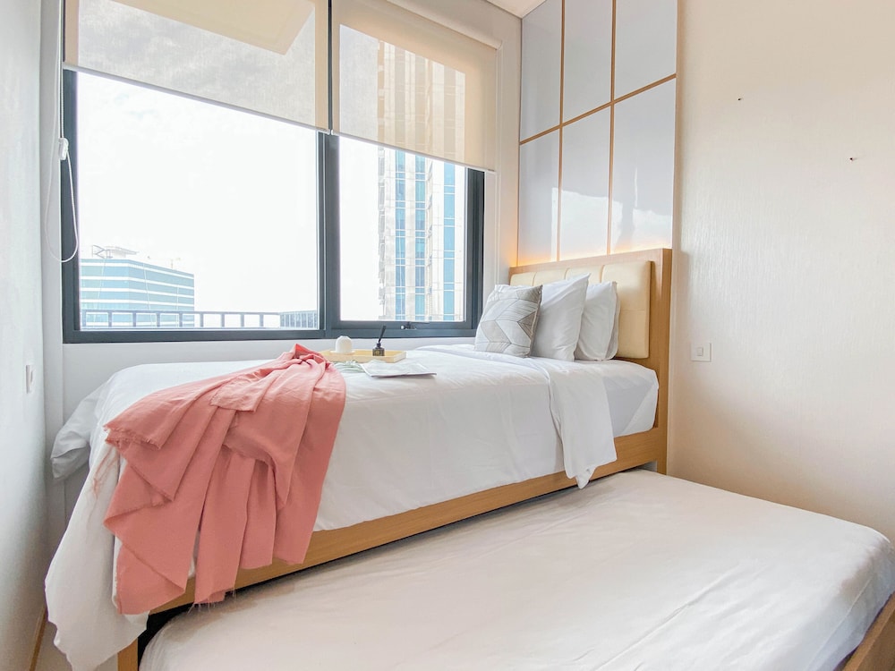 Warm Contemporary 2Br Apartment At Samara Suites