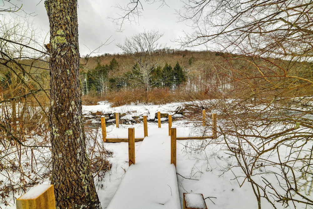 Mtn-view Deck & Grill: Creekside Catskills Cabin!