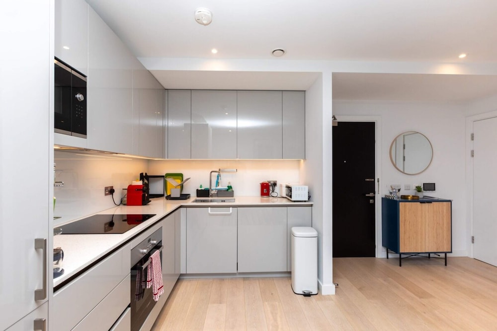 Pristine 1BD Flat W/balcony - Elephant & Castle!