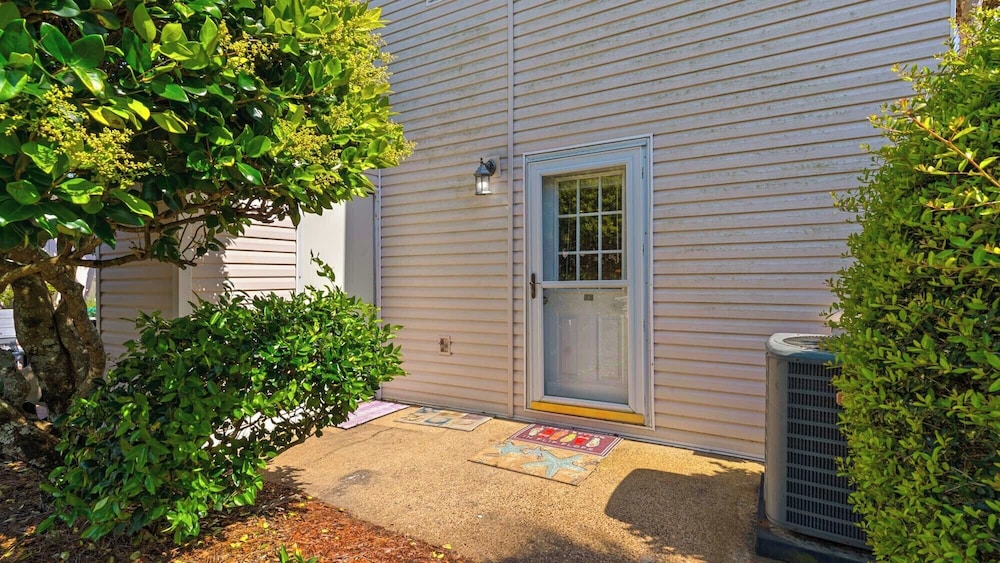 Beachside Retreat With Pools & Local Dining + Free Attraction Tickets!