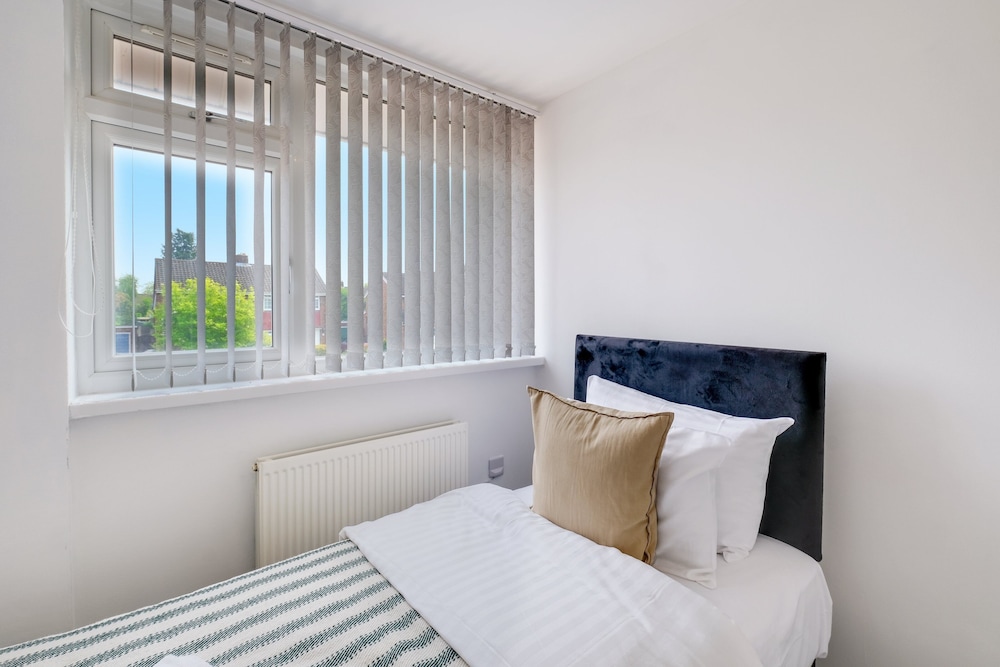 Elegant 5 Bed Home with Garden- Slough