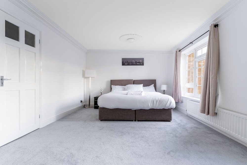 4-bed Home in Purley Near Gatwick Airport London