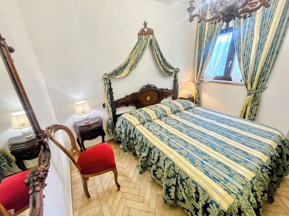 Charming Villa in Umbria - Sleeps 16 - Lake View - Pool, Jacuzzi and Events Room