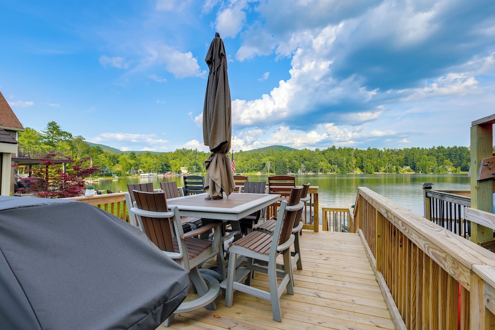 Game Room, Patio & Stunning Views: Lakefront Home!