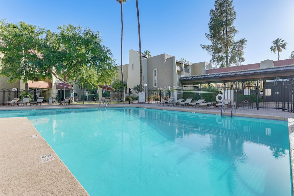 < 1 Mi to Old Town: Scottsdale Condo w/ Balcony