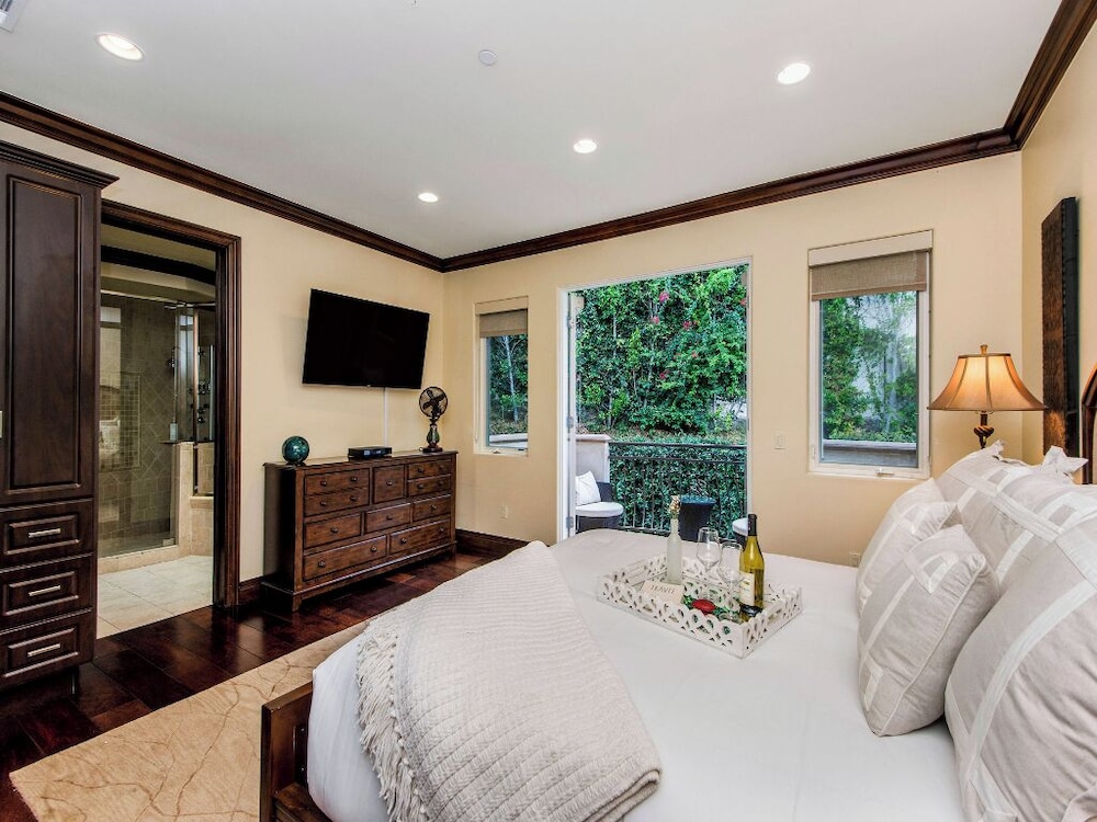 Robmar Mansion - Beverly Hills Mediterranean Estate With Pool & Sport Court