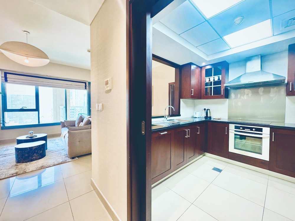 Venduras Sleek 1BR Near Burj Khalifa