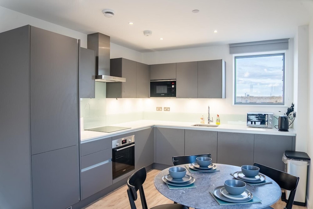 4 Guests - Close Airport - 25min Central London