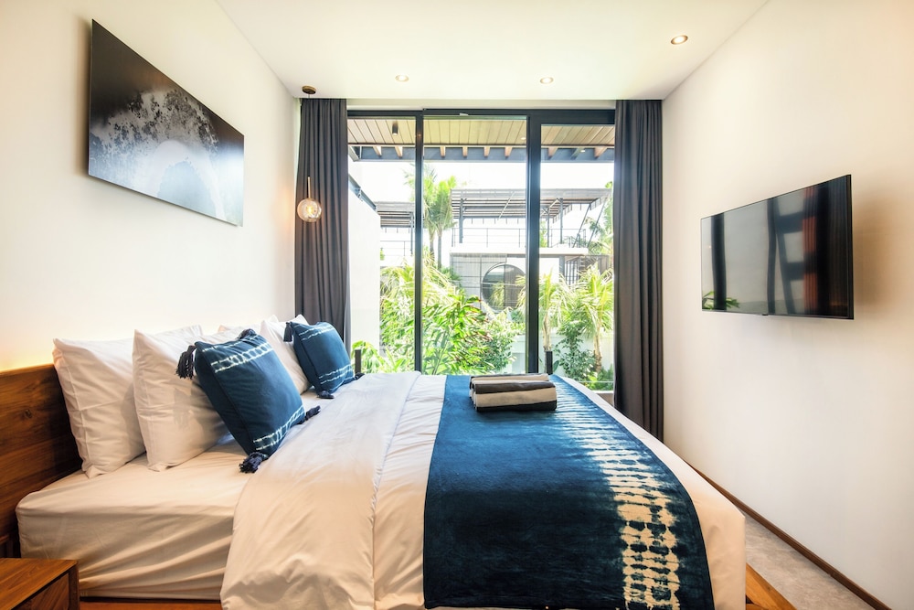 Seaside Escape: 4BR Villa, 190m to Canggu Beach
