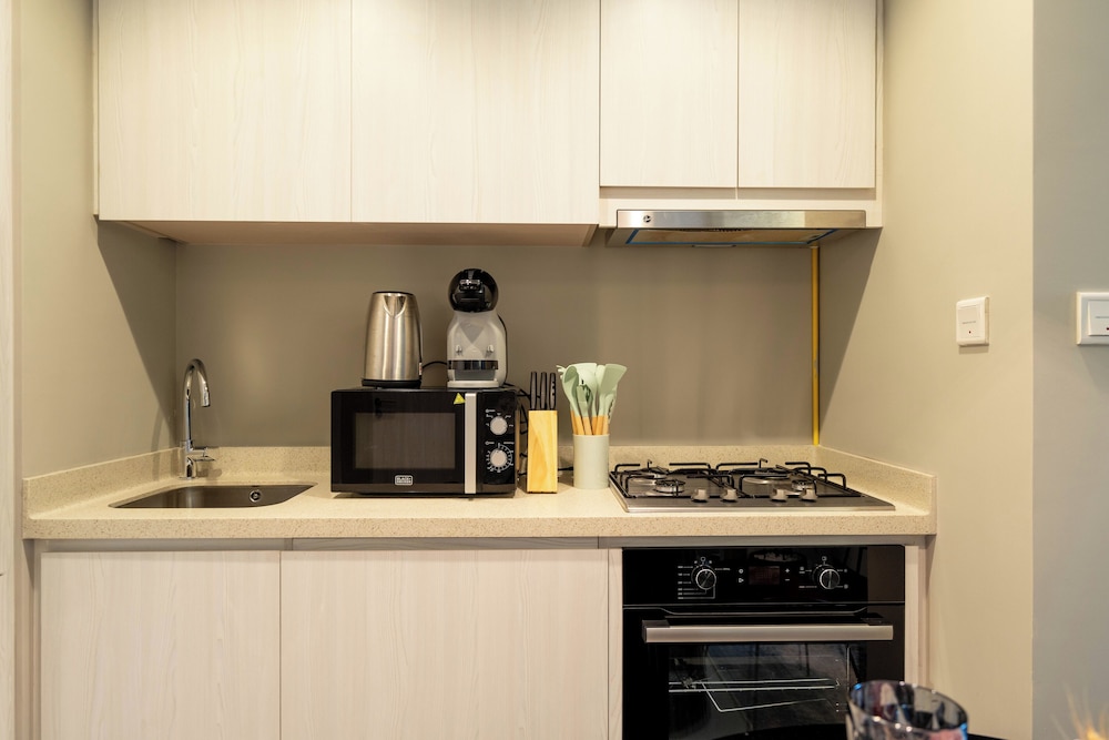 Lake-View 1BR Retreat in Business Bay