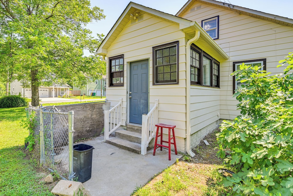 6 Mi to Dtwn: Charming Home w/ Yard in Charlotte