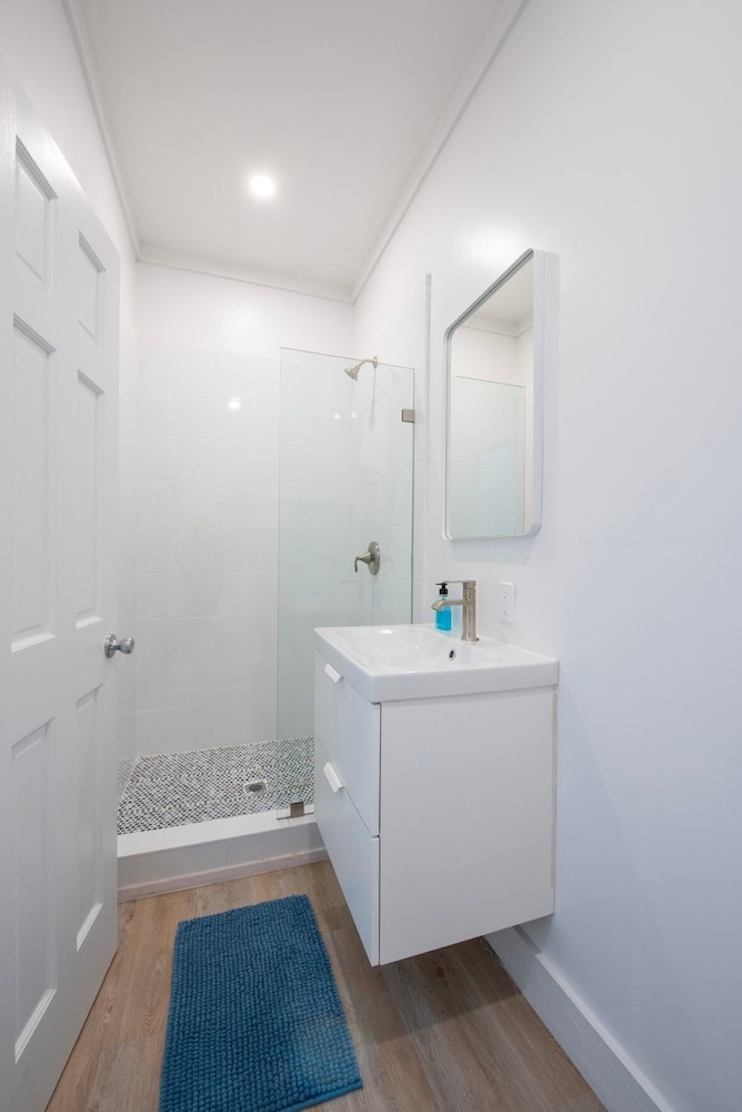 Laughing Bird Studio #7 - Brand New Stylish Apartment, Pool, Bea 1 Bedroom Condo, photo 48