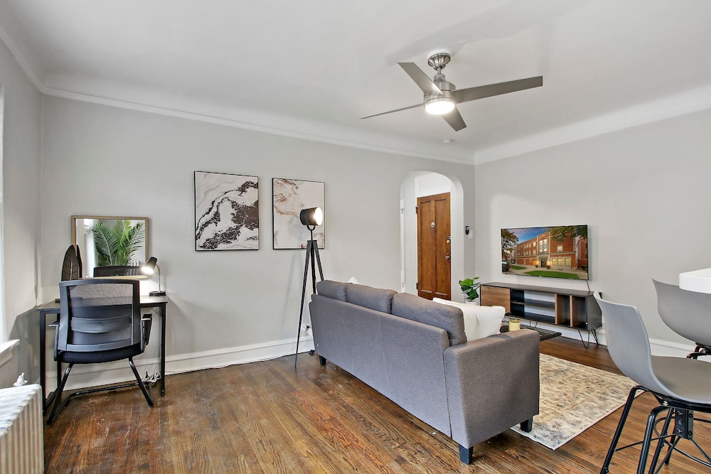Lovely 1BR in Evanston -Elmwood 105