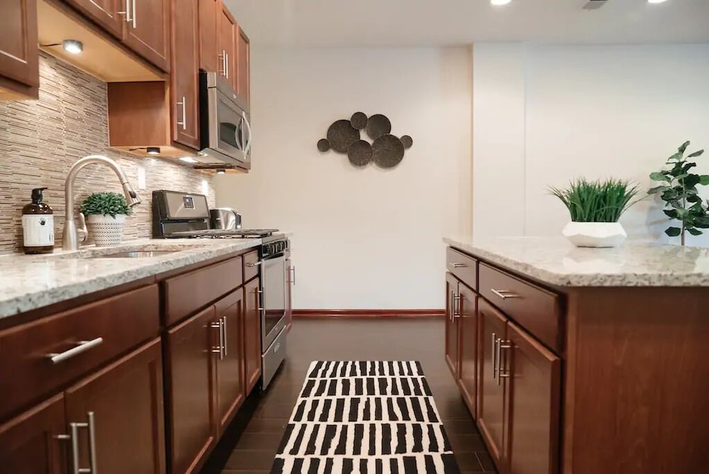 2BR Apt - Central Modern