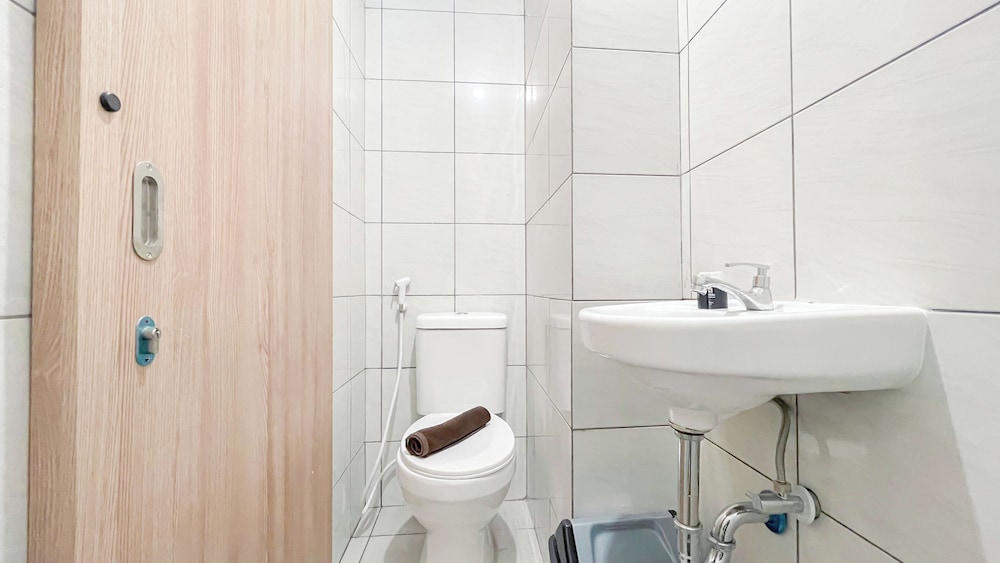 White Studio Room (No Kitchen) At Bandaraya - Tallasa City Makassar Apartment