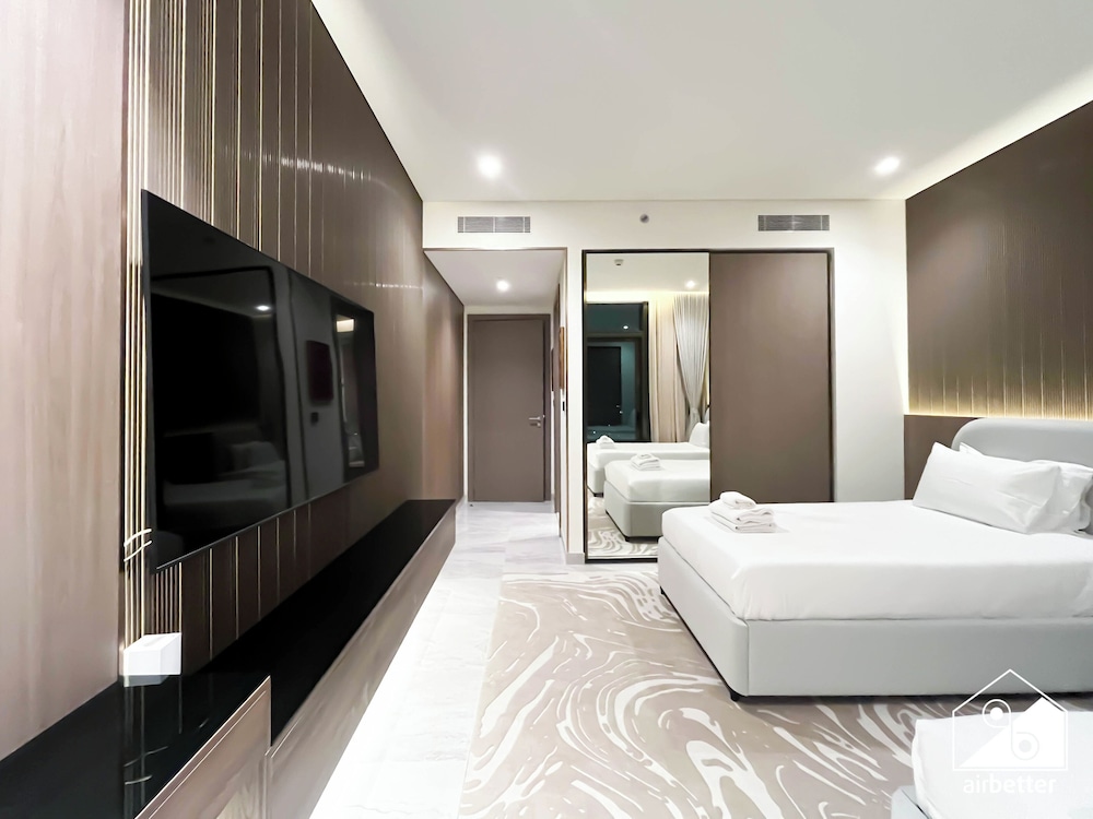Luxurious 3BR Canal View Apartment Pool + Gym