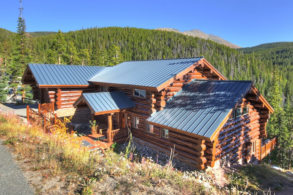 Modern Log Cabin 5 Bedroom Home by RedAwning