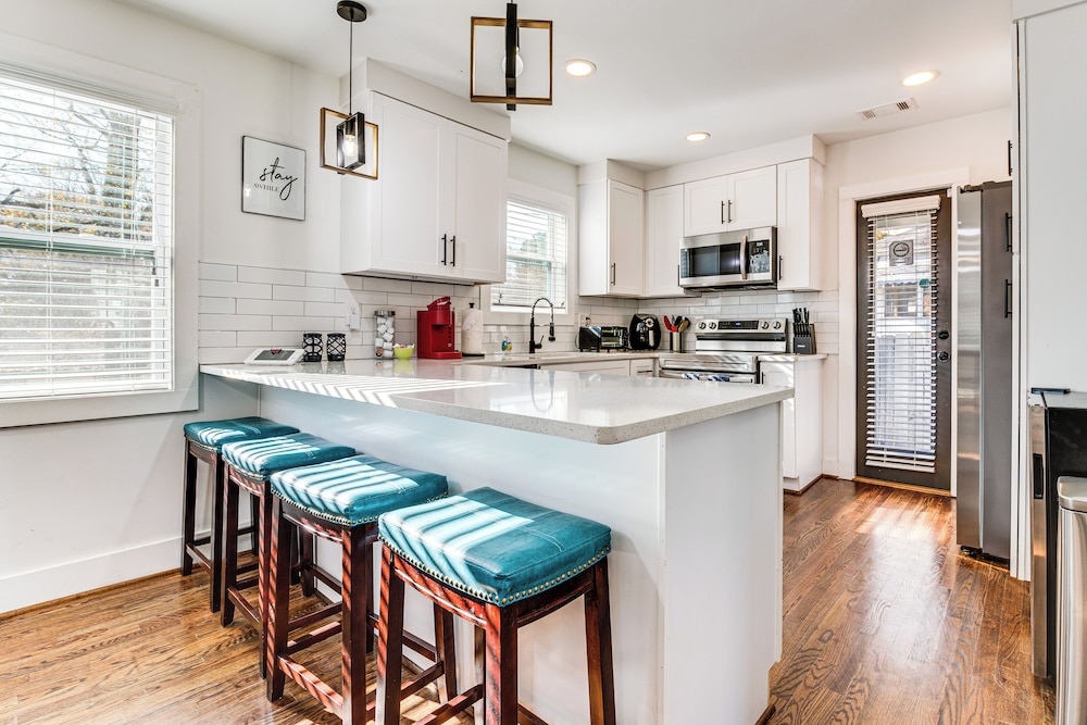 7 Mi to Dtwn Atlanta! Lovely Home w/ Backyard