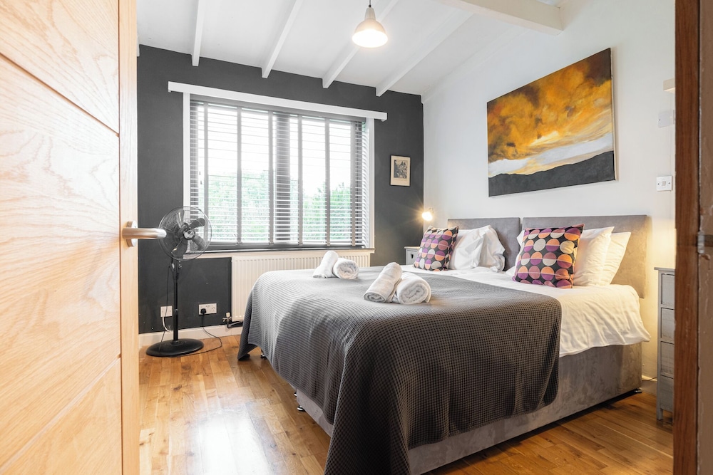 Parsons Pleck-6BD with Swimming Pool view 2