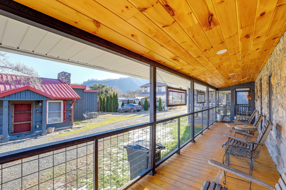 2 Blocks to AT: Mountain View Cabin Unit 2