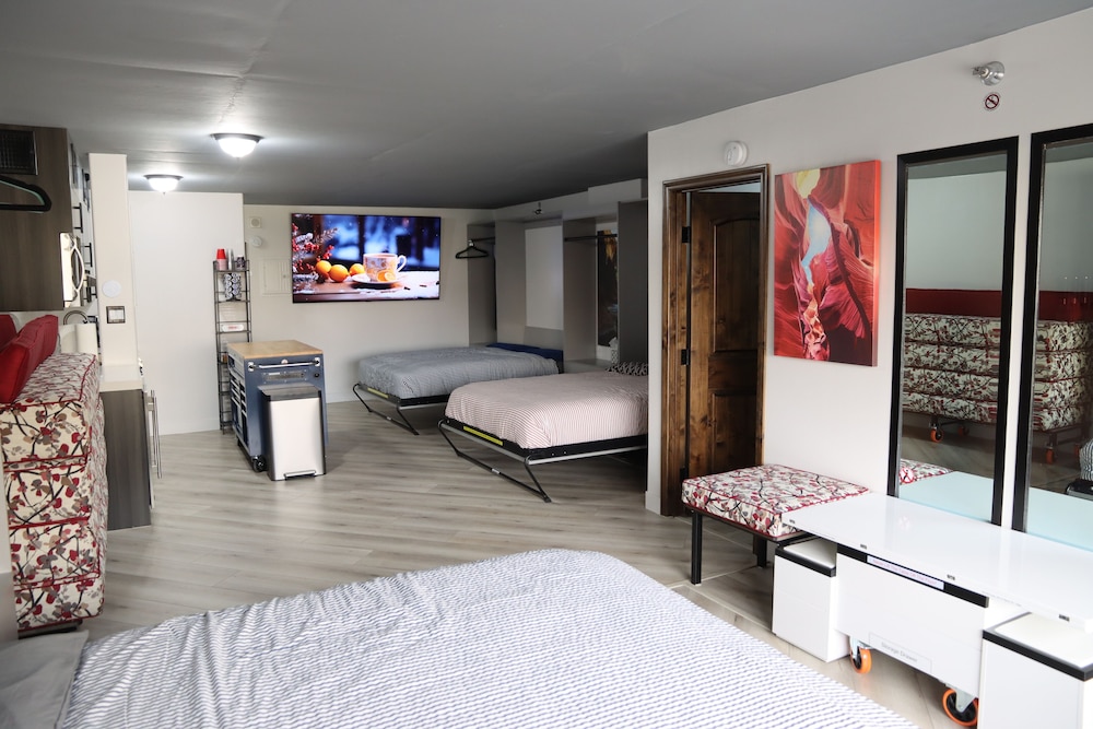 LVStripHouse Condos Sleeps up to 14