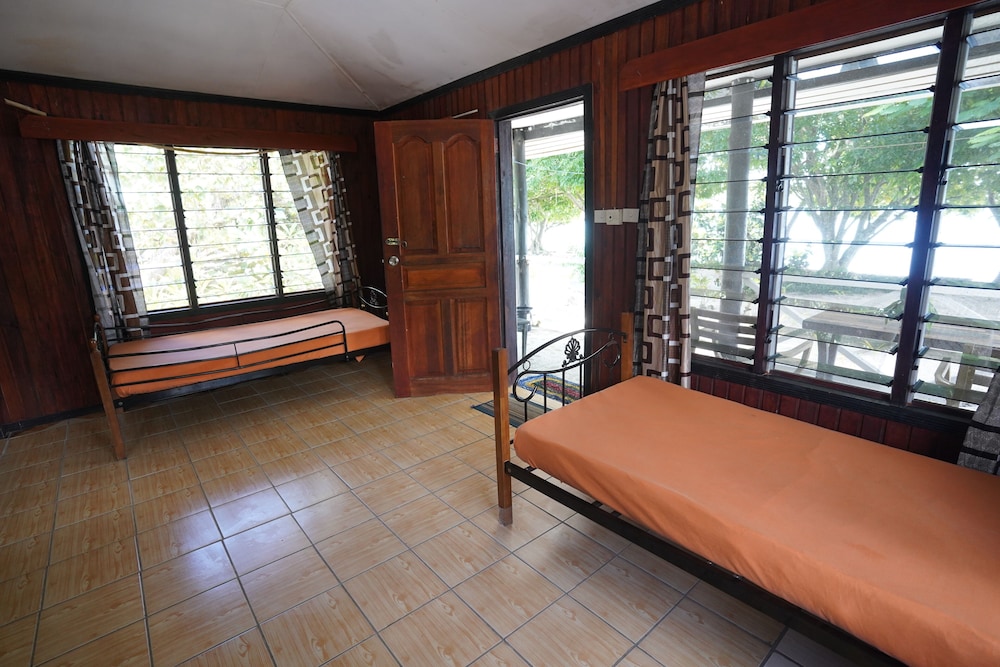 White Sandy Beach Eco Lodge