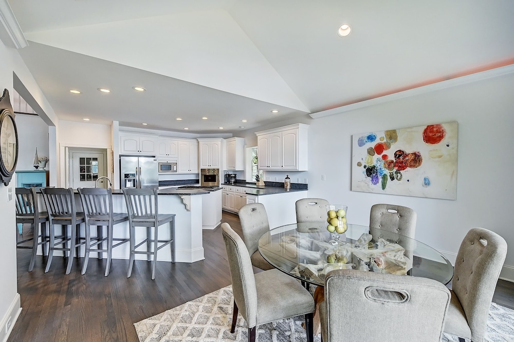 Lucky s Lake House by Avantstay Private Lake Bar