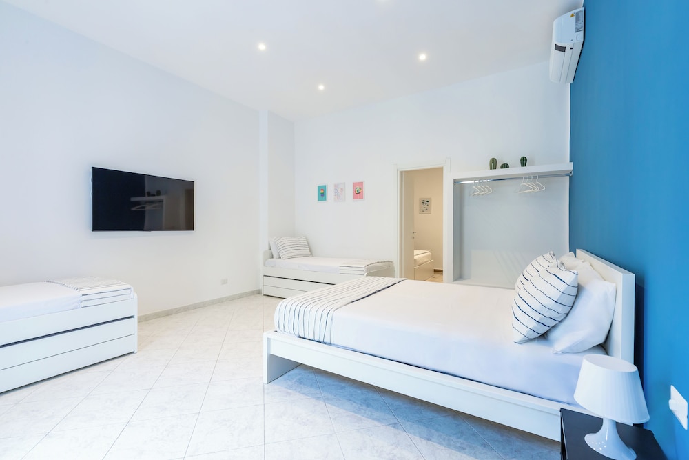 White&Blue Apartment at Sanità by Wonderful Italy