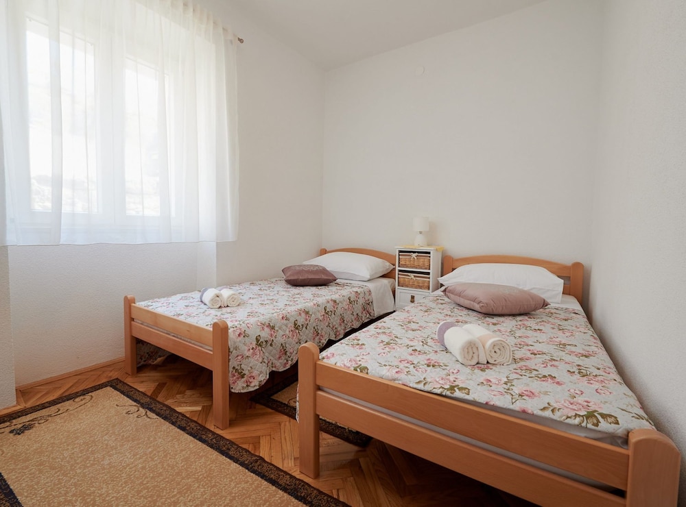 Cozy Downtown Trogir Apartment With Balcony