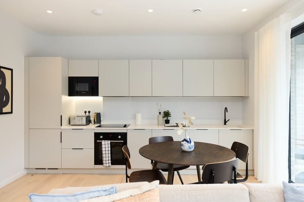The Brondesbury Quarters - Modern 2bdr Flat With Balcony + Parking
