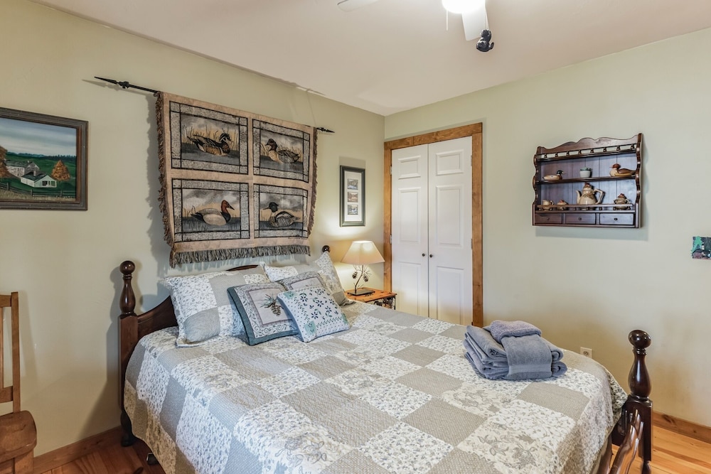 A Cozy 2br Log Cabin Getaway-mirror Lake-fireplace 2 Bedroom Cabin by Sunscape Property Management view 4