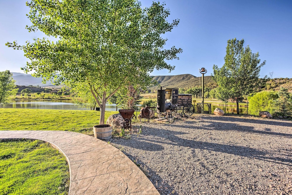 Luxury Waterfront Parachute House w/ Fire Pit!