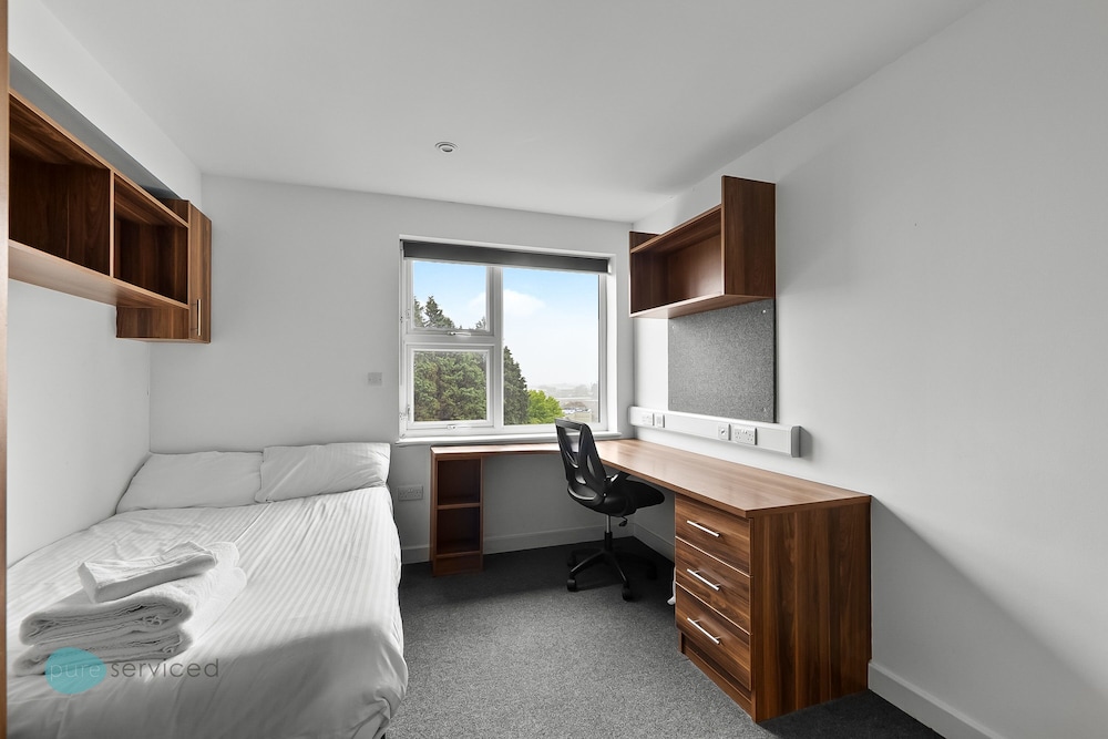 5 Bed Apartment @ Derriford Stays by Pureserviced