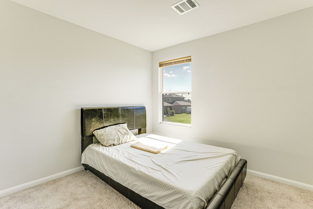 Near Hiking & Fishing: Airy Retreat in Cleveland!