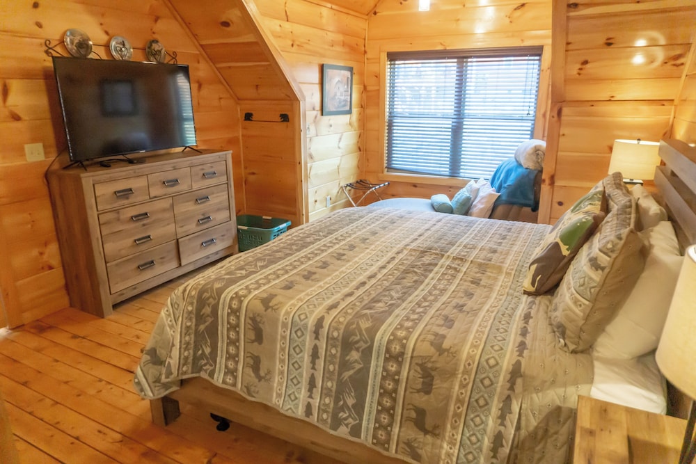 2 BR Pigeon Forge Home w/ Porch & Hot Tub