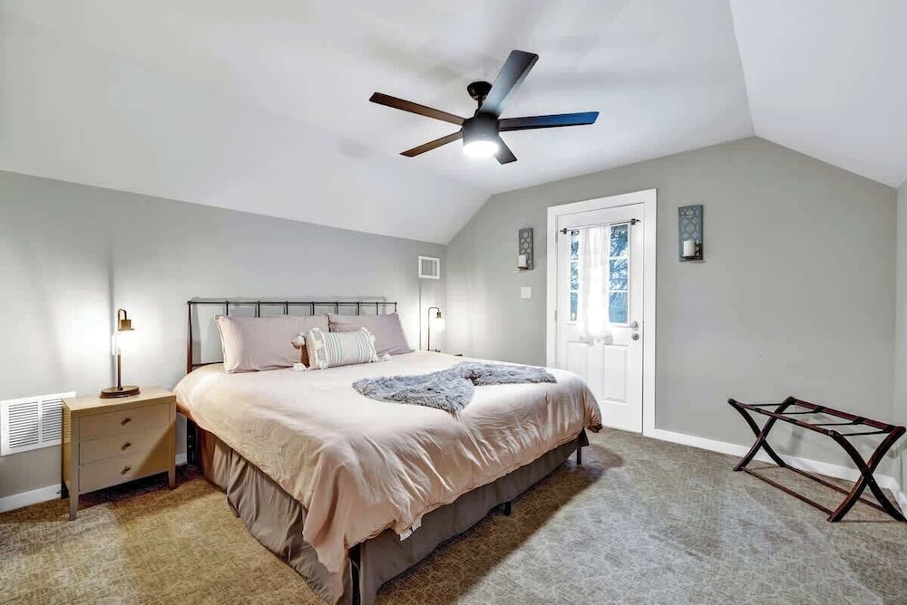 The Country Haus: Quaint Home 1 Mile From Downtown