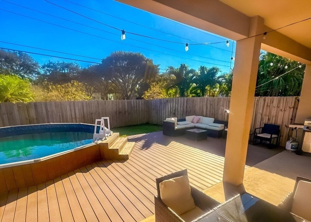 Golden Fox Downtown Pool House 3 Bedroom Home