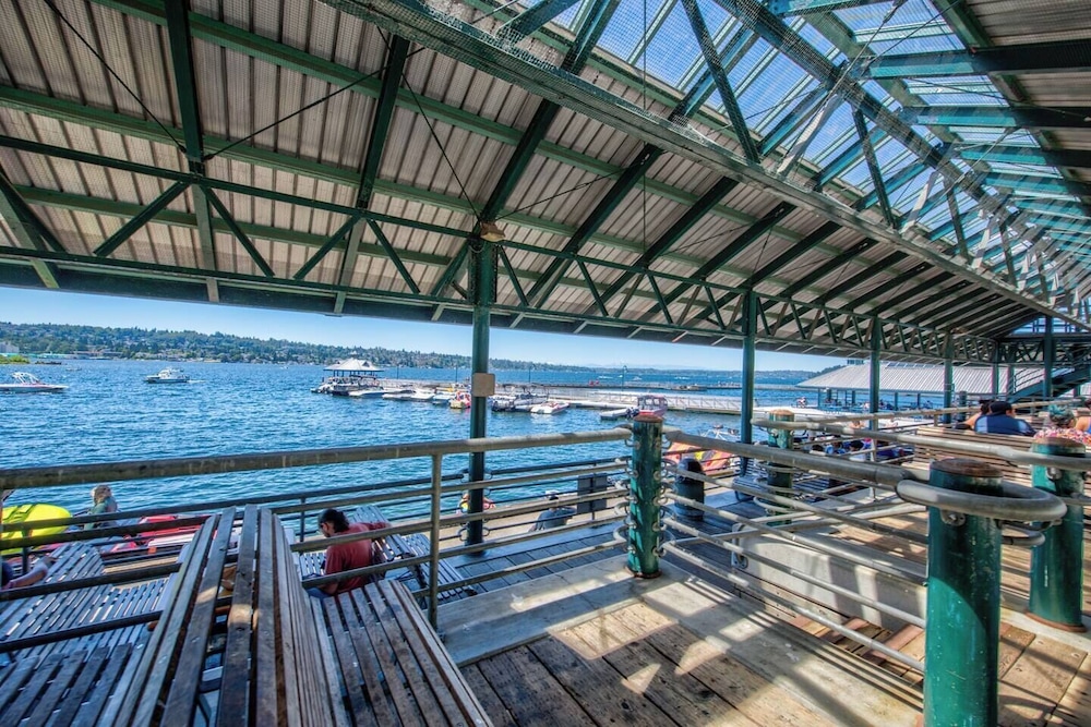 Lakeview Home in Renton, Walk to Beach, AC, Fenced