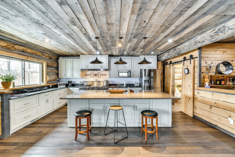 Perfect for Families: Custom-built Harrison Cabin!
