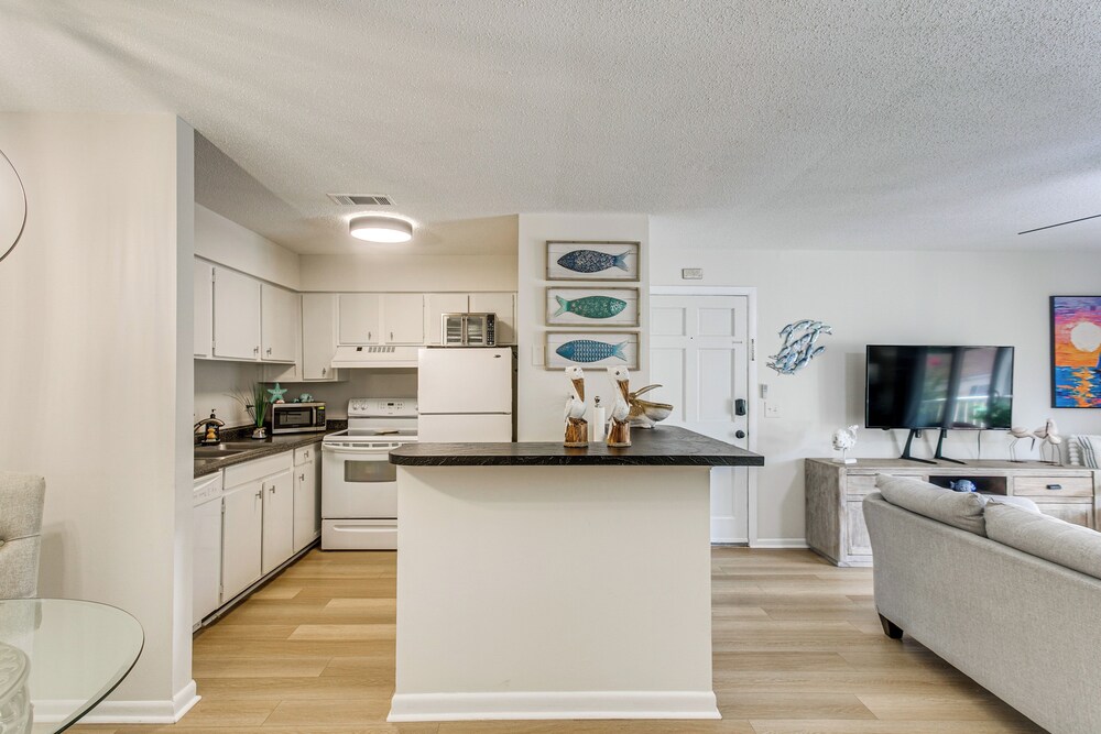 Condo w/ Amazing Amenities: 1 Mi to Beach! - Property Image 8