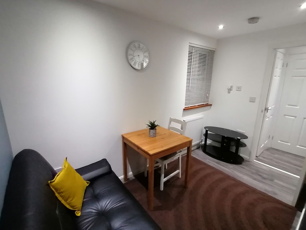 Charming 1-bed Apartment in Coventry view 4