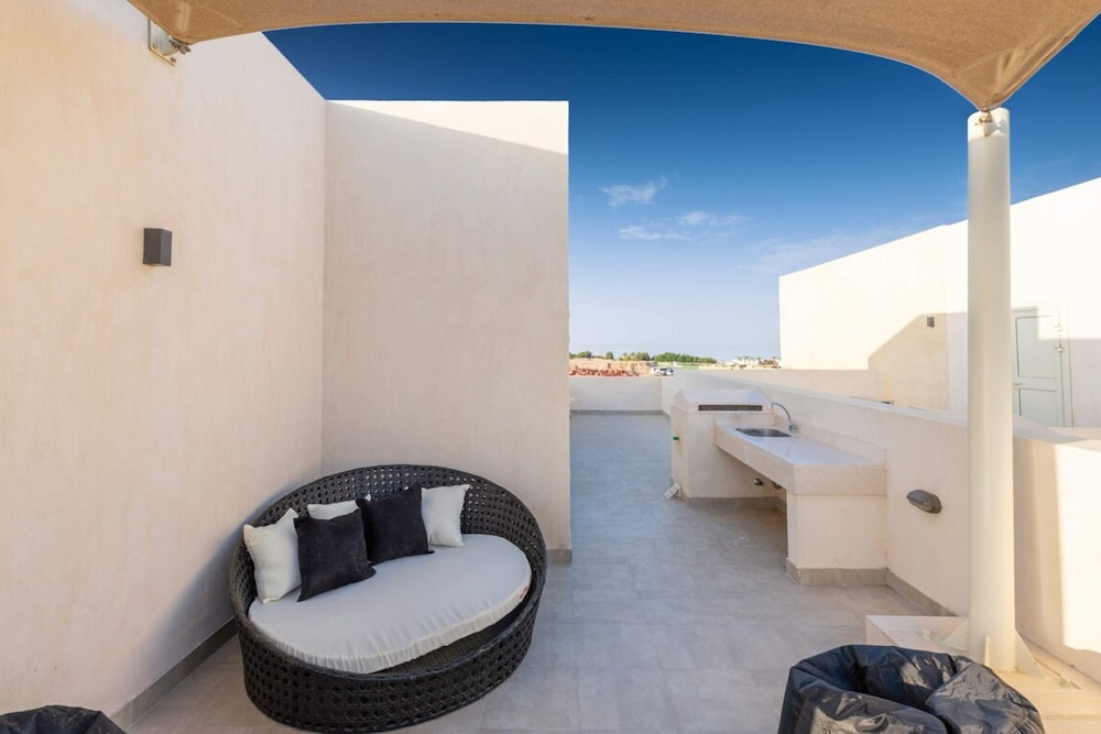Xuru Stays I Sparky & Summery 2 BDR @ Mangroovy Free Beach & Pool Access