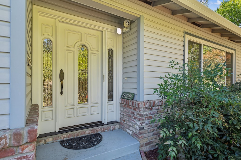 Spacious Mountain View Duplex In Prime Location 3 Bedroom Duplex