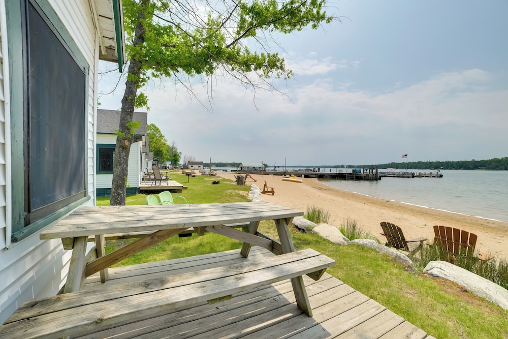 Les Cheneaux Islands Cabin 4 w/ Deck: Pet Friendly