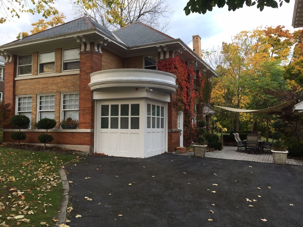 Hotel WC Lipe Mansion - Image 1