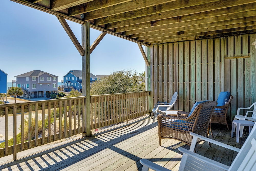 Steps to Beach: Emerald Isle Home w/ Deck!