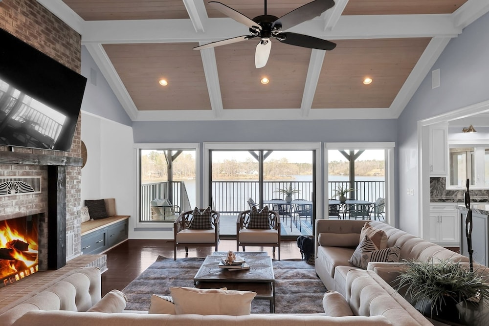 7BR Lakefront Haven Pool Hot Tub Gated 4acres