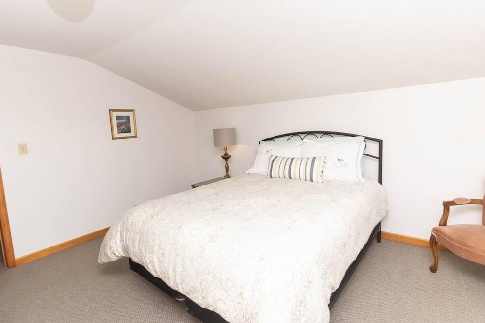 Farmhouse PEC - Centrally Located in PEC