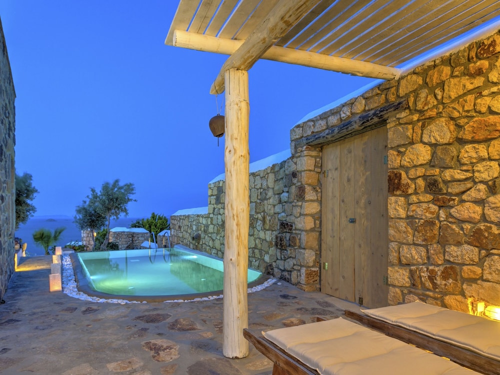 Eirini's Luxury Hotel Villas